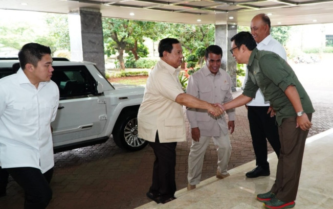 Arief Prasetyo Adi bersalaman dengan Presiden Prabowo Subianto. [Dok. Pribadi]